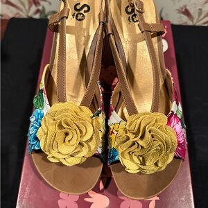 SO Serena Yellow  flower multicolored floral Print espadrilles. Size 8.